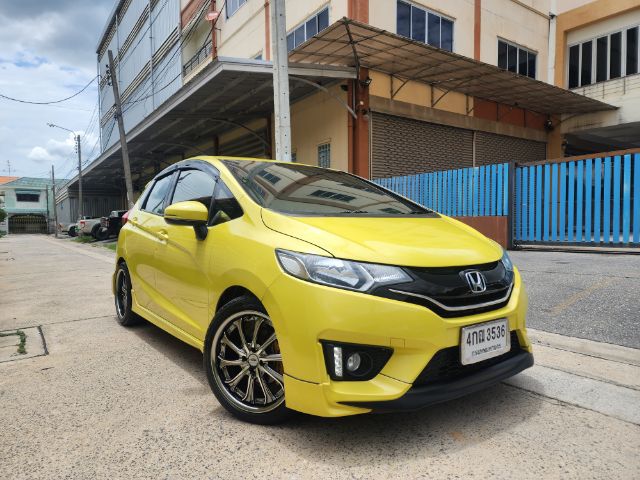 Honda Jazz 2015 1.5 SV Plus i-VTEC Sedan เบนซิน ไม่ติดแก๊ส เกียร์อัตโนมัติ เหลือง