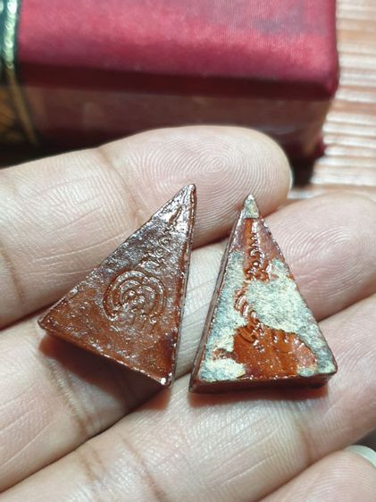 พระนางพญารุ่นแรกของหลวงพ่อแพ วัดพิกุลทอง จ.สิงห์บุรี สร้างปี 2506 เนื้อดินเผาเคลือบ หลังยันต์พุฒซ้อน ให้2องค์ เหมาไป พระดีปีลึก พบเจอน้อย รูปที่ 8