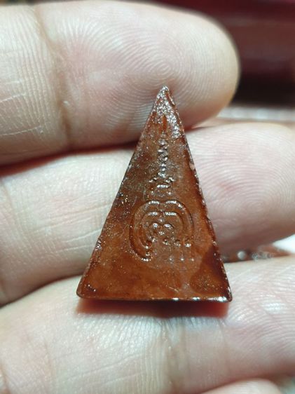 พระนางพญารุ่นแรกของหลวงพ่อแพ วัดพิกุลทอง จ.สิงห์บุรี สร้างปี 2506 เนื้อดินเผาเคลือบ หลังยันต์พุฒซ้อน ให้2องค์ เหมาไป พระดีปีลึก พบเจอน้อย รูปที่ 4