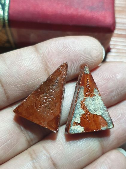 พระนางพญารุ่นแรกของหลวงพ่อแพ วัดพิกุลทอง จ.สิงห์บุรี สร้างปี 2506 เนื้อดินเผาเคลือบ หลังยันต์พุฒซ้อน ให้2องค์ เหมาไป พระดีปีลึก พบเจอน้อย รูปที่ 2