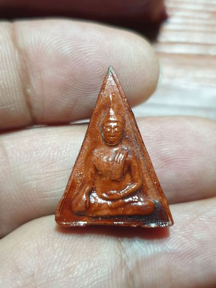 พระนางพญารุ่นแรกของหลวงพ่อแพ วัดพิกุลทอง จ.สิงห์บุรี สร้างปี 2506 เนื้อดินเผาเคลือบ หลังยันต์พุฒซ้อน ให้2องค์ เหมาไป พระดีปีลึก พบเจอน้อย รูปที่ 5