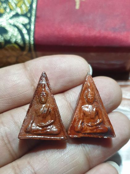 พระนางพญารุ่นแรกของหลวงพ่อแพ วัดพิกุลทอง จ.สิงห์บุรี สร้างปี 2506 เนื้อดินเผาเคลือบ หลังยันต์พุฒซ้อน ให้2องค์ เหมาไป พระดีปีลึก พบเจอน้อย รูปที่ 7