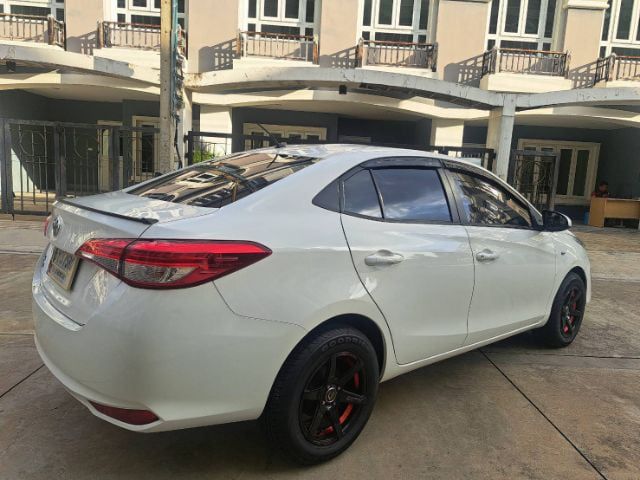 Toyota Yaris ATIV 2017 1.2 E Sedan เบนซิน ไม่ติดแก๊ส เกียร์อัตโนมัติ ขาว รูปที่ 1