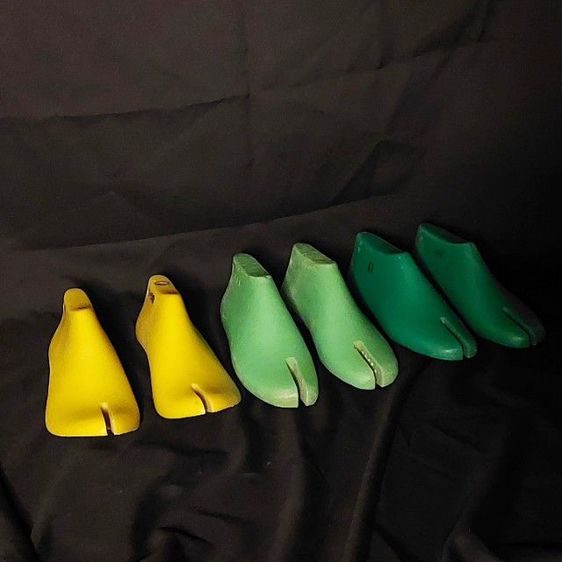 โมเดลรองเท้าวินเทจโบราณ งานสวยมาก สภาพสมบูรณ์วินเทจ นำไปจัดตกแต่ง สวยมากๆครับ มีทั้งหมด 3 สี สีสวยเด่น สบายตามากๆครับ 
 รูปที่ 2