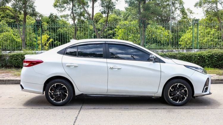 Toyota Yaris ATIV 2021 1.2 Sport Premium Sedan เบนซิน ไม่ติดแก๊ส เกียร์อัตโนมัติ ขาว รูปที่ 4