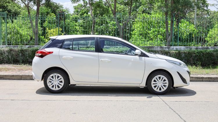 Toyota Yaris 2017 1.2 J Sedan เบนซิน ไม่ติดแก๊ส เกียร์อัตโนมัติ ขาว รูปที่ 4