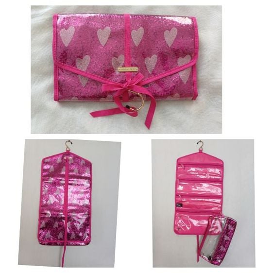 พีวีซี Tarpaulin หญิง ชมพู Victoria's Secret Sparkly Heart Fold Out Travel Cosmetic Bag
กระเป๋าใส่เครื่องสำอางค์แบบแขวนและพับเก็บได้