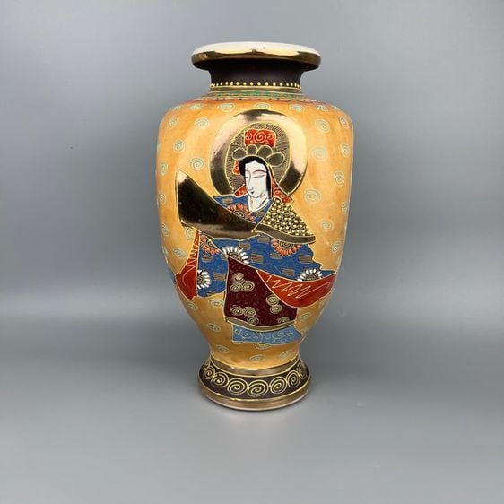 satsuma vase ขนาดสูง 31 cm สภาพดีมากๆคับ ตำหนิ สกิด2 จุดเล็กๆที่ใต้ฐานหน่อยนะคับ  5,500 คับ