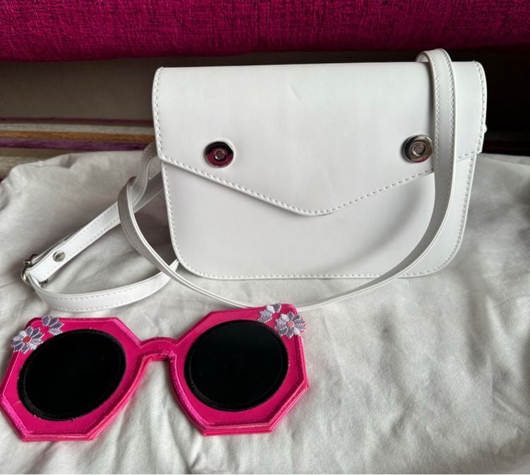 อื่นๆ อื่นๆ ไม่ระบุ กระเป๋าสะพาย Merimies ของแท้สภาพดีมาก ใช้งานน้อย  สีขาวมีแว่นตาสีชมพูติดอยู่ด้านหน้า ภายในสะอาด ซื้อมือ 1 จาก shop
