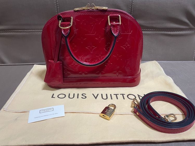 Louis Vuitton หนังแท้ หญิง แดง กระเป๋า LV Alma BB Vernis