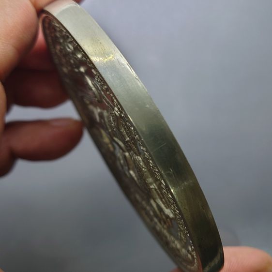 เหรียญพิวเตอร์ที่ระลึก ฉลองกรุงรัตนโกสินทร์ 200 ปี เนื้อดีบุก ขนาด 8 เซ็น พ.ศ.2525 พร้อมกล่องใบเซอร์ อุปกรณ์ครบ รูปที่ 5