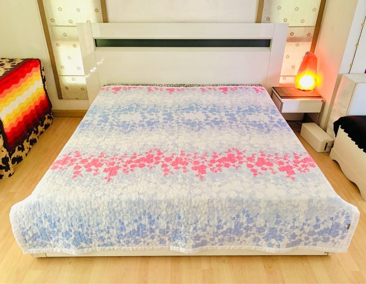 ผ้าห่ม หรือผ้าคลุมเตียง (แบบบาง) (ผืนใหญ่มาก) ขนาด 6.5-7ฟุต สีฟ้าชมพูลายดอกวินเทจ ยี่ห้อ EVERY HOME (สภาพใหม่) 