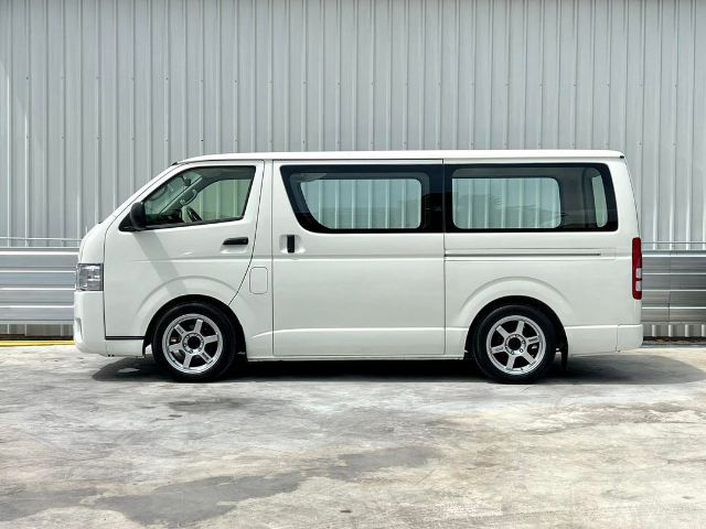 Toyota Hiace 2019 3.0 D4D Van ดีเซล ไม่ติดแก๊ส เกียร์ธรรมดา ขาว รูปที่ 1