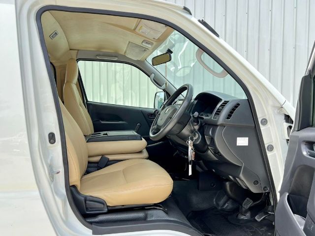 Toyota Hiace 2019 3.0 D4D Van ดีเซล ไม่ติดแก๊ส เกียร์ธรรมดา ขาว รูปที่ 2