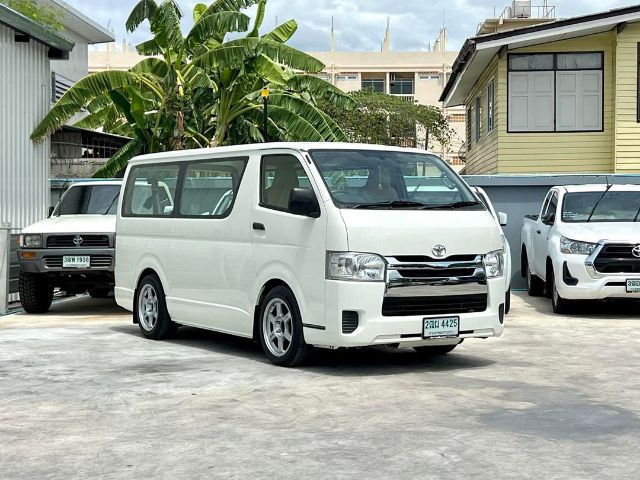 Toyota Hiace 2019 3.0 D4D Van ดีเซล ไม่ติดแก๊ส เกียร์ธรรมดา ขาว รูปที่ 3