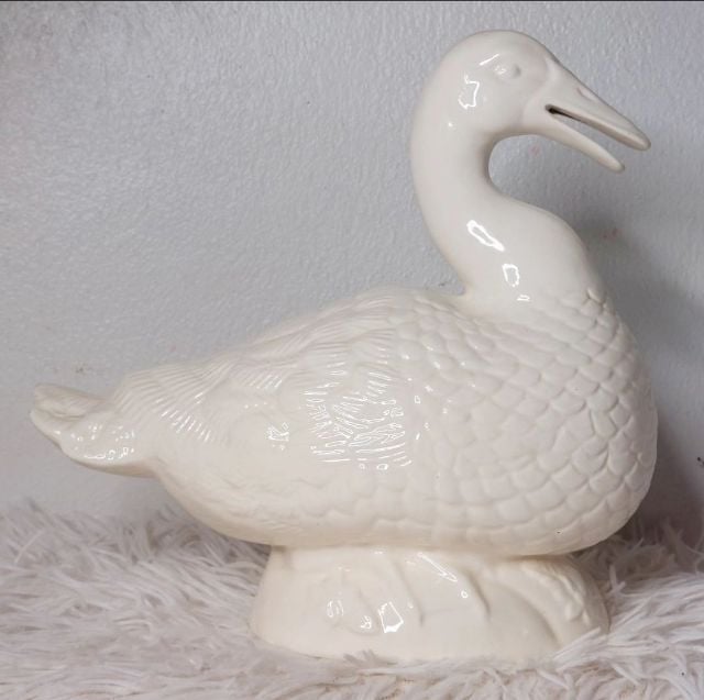 White porcelain duck🪿🪿
นกเป็ดน้ำ เซรามิก สีขาว 
บนตัวมีลวดลาย เป็นคลื่นขนนกเล็กๆ  รอบตัว สวยและน่าสะสมมากครับ 🦢
