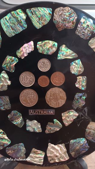 จานที่ระลึก AUSTRALIA งานสวยพร้อมขาตั้งครับ มีเหรียญประจำชาติ ติดอยู่บนจานด้วย ขนาดจาน 24 cm. แต่งบ้าน แต่งร้านได้ สวยๆครับ ของเก่า ง รูปที่ 2