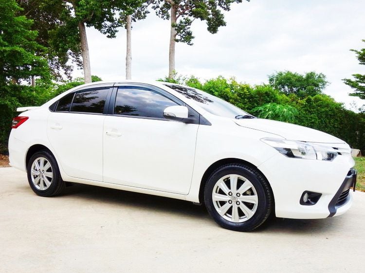 Toyota Vios 2015 1.5 E Sedan เบนซิน ไม่ติดแก๊ส เกียร์อัตโนมัติ ขาว รูปที่ 3