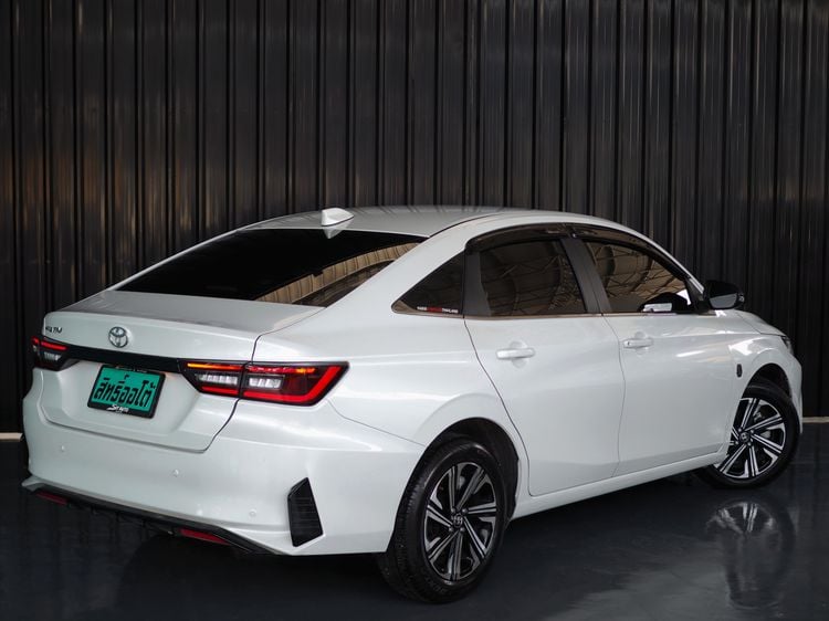 Toyota Yaris ATIV 2023 1.2 Premium Luxury Sedan เบนซิน ไม่ติดแก๊ส เกียร์อัตโนมัติ ขาว รูปที่ 4