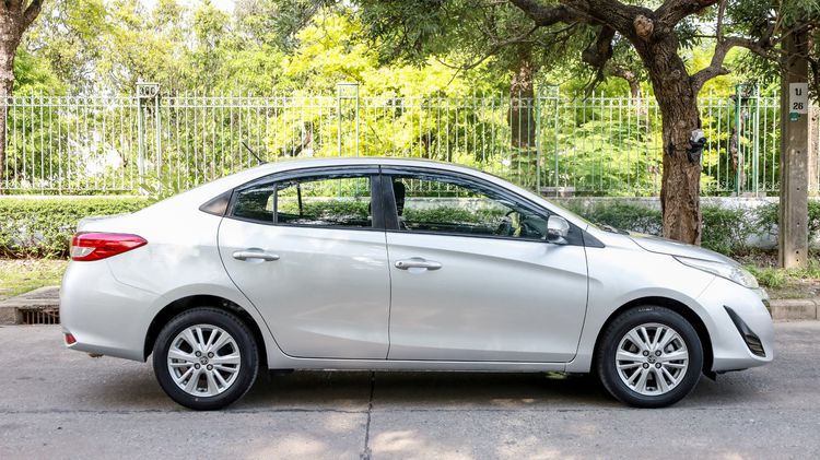 Toyota Yaris ATIV 2019 1.2 E Sedan เบนซิน ไม่ติดแก๊ส เกียร์อัตโนมัติ เทา รูปที่ 4