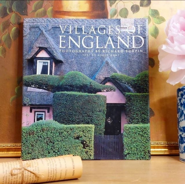เล่มนี้เป็น​ เล่มที่สะท้อน​ วัฒนธรรม​ของประเทศอังกฤษเรื่อง​ สวน​  บ้านช่นเมืองของอังกฤษได้เป็น​ อย่างดี​ ภาพสวยมากครับ​ 🌿🌸