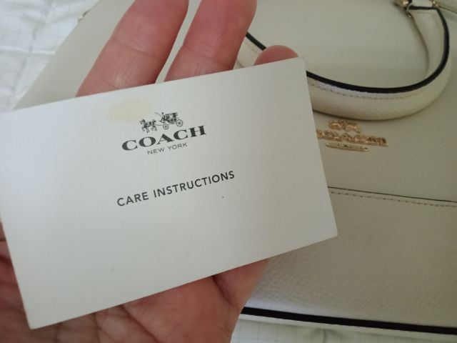 COACH แท้  กระเป๋าถือ ใช้แค่ 2 ครั้ง สภาพสวยสะอาดมาก สีขาวงาช้าง แถมกระเป๋าเงิน Charles Keath แท้