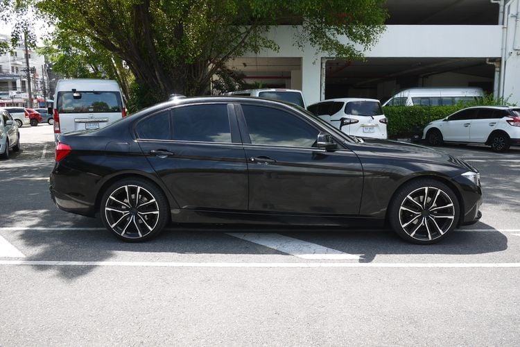 BMW Series 3 2016 318i Sedan เบนซิน ไม่ติดแก๊ส เกียร์อัตโนมัติ ดำ รูปที่ 4