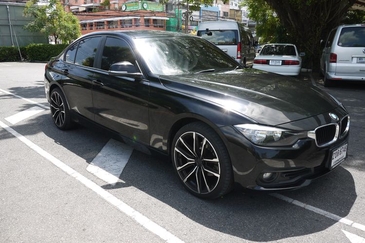 BMW Series 3 2016 318i Sedan เบนซิน ไม่ติดแก๊ส เกียร์อัตโนมัติ ดำ รูปที่ 3