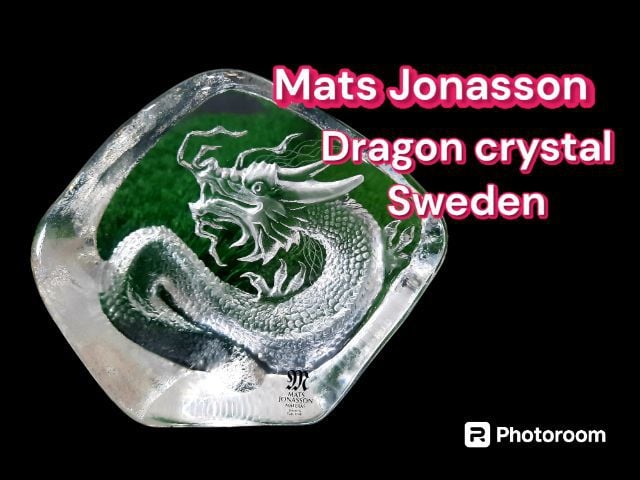 งานแกะสลัก ขอขายคริสตัลตั้งโชว์ของยี่ห้อ Mats Jonasson dragon crystal ผลิตในประเทศสวีเดน เป็นคริสตัลงานฝีมือของปี 2000