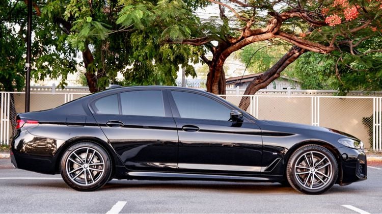 BMW Series 5 2022 520d Sedan ดีเซล ไม่ติดแก๊ส เกียร์อัตโนมัติ ดำ รูปที่ 3