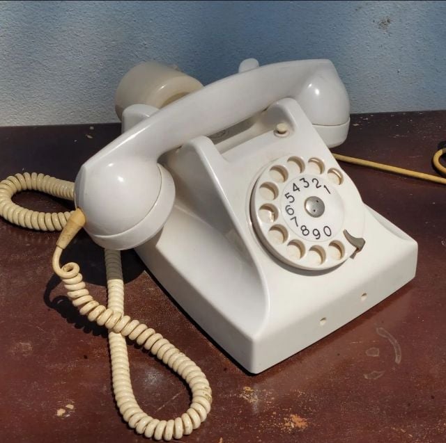 ยี่ห้ออื่นๆ โทรศัพท์​วินเทจสีขาว​  จาก​อังกฤษ​ ยังใช้งานได้ตามปกติ​ ความพิเศษ​ คือเป็นรุ่น​ ที่มี​ มือจับ​ ด้านบน​ ยกพูด​ เป็น​ ไอเทม​ ที่หายากครับ☎️✨️
