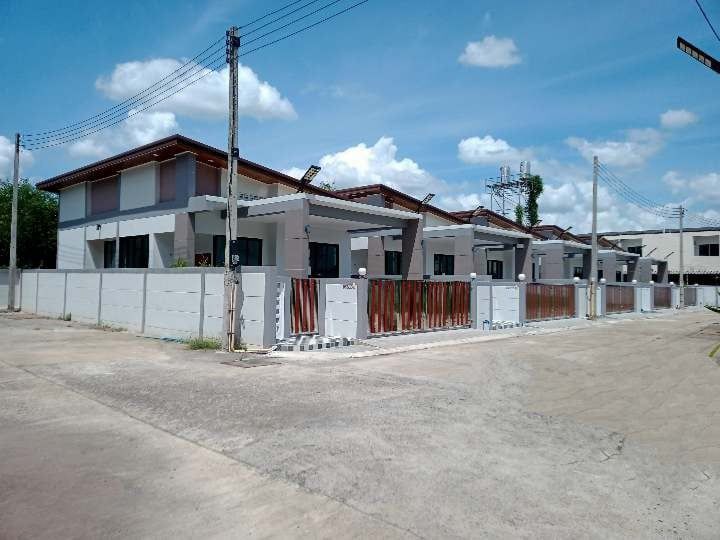 บ้านเดี่ยวสไตล์โมเดรินท์ กองบิน 56 หลังธนาคารออมสิน สนามบิน  อ.หาดใหญ่ จ.สงขลา