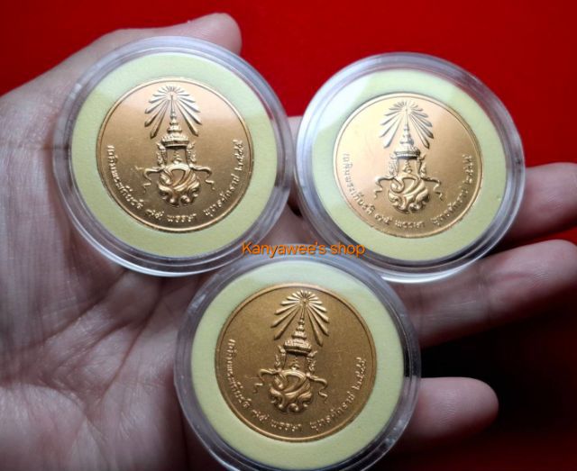 พระแก้วมรกตทรงเครื่อง 3 ฤดู หลัง ภปs. ที่ระลึกเฉลิมพระเกียรติ ครบ 75 พรรษา พ.ศ. 2545 ครบชุด รวม 3 เหรียญ รูปที่ 5