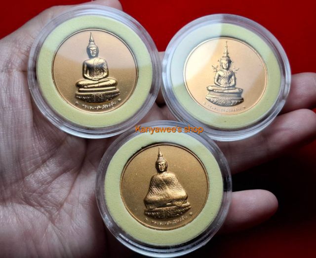 พระแก้วมรกตทรงเครื่อง 3 ฤดู หลัง ภปs. ที่ระลึกเฉลิมพระเกียรติ ครบ 75 พรรษา พ.ศ. 2545 ครบชุด รวม 3 เหรียญ รูปที่ 4