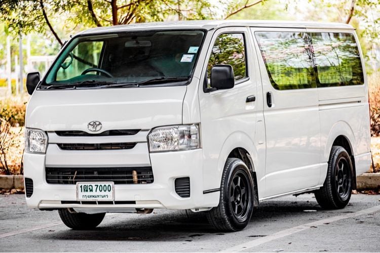 Toyota Hiace 2018 3.0 Commuter Van ดีเซล ไม่ติดแก๊ส เกียร์ธรรมดา ขาว