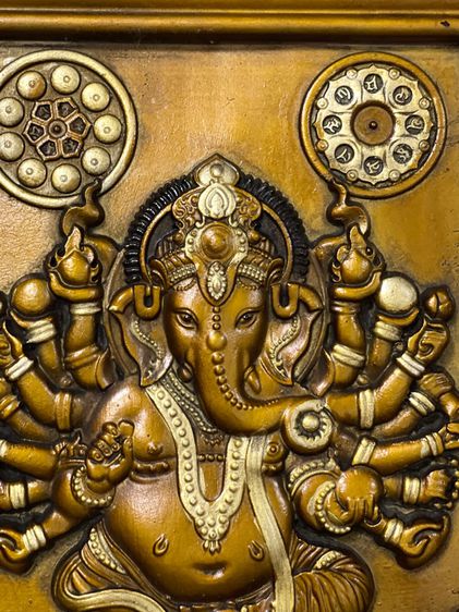 พระพิฆเนศ ทองเหลืองดุนสลักลาย พร้อมกรอบสะสมB5 รูปที่ 2