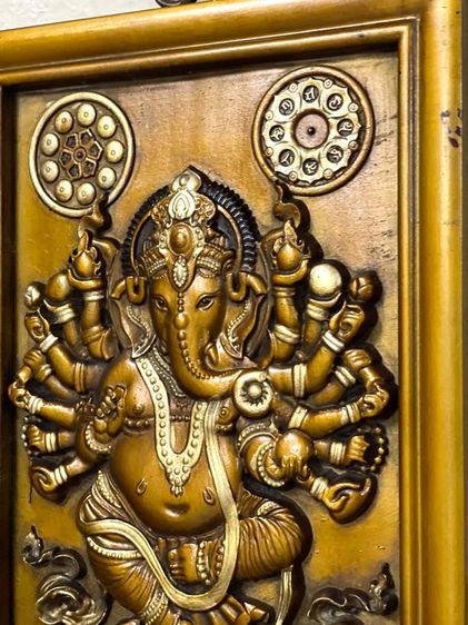 พระพิฆเนศ ทองเหลืองดุนสลักลาย พร้อมกรอบสะสมB5 รูปที่ 4