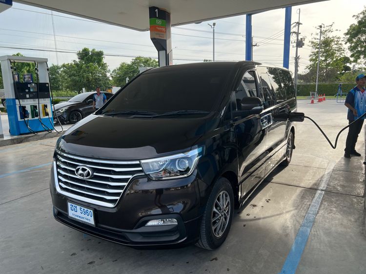 Hyundai H-1  2019 2.5 Deluxe Van ดีเซล ไม่ติดแก๊ส เกียร์อัตโนมัติ น้ำตาล รูปที่ 2