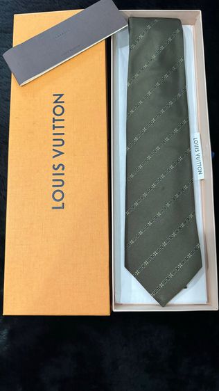 Louis Vuttion Tie With Box  เนคไทผ้าไหม จากแบรนด์ หลุยส์ วิตตอง รูปที่ 1