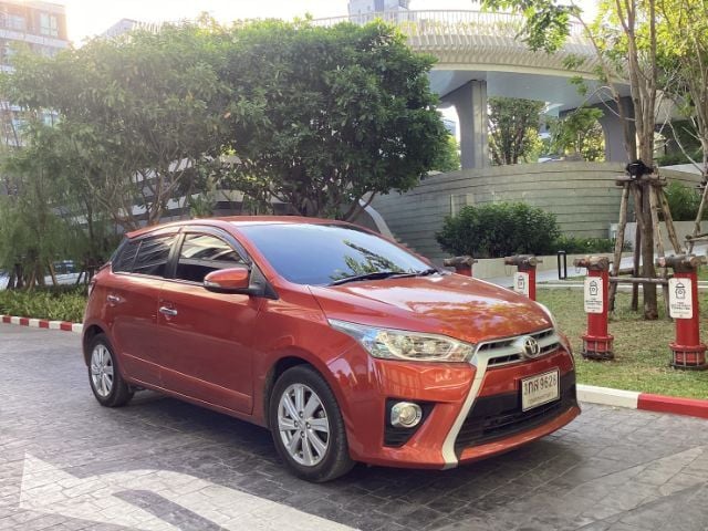 รถ Toyota Yaris 1.2 G สี ส้ม