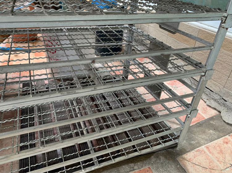 ตะแกรงเหล็กชุบซิงค์อย่างดี ทนน้ำได้ ไม่เป็นสนิม แข็งแรง จัดเรียงง่าย ใช้งานได้หลากหลาย เหมาะกับงานด้านอาหารและเครื่องดื่มหรืออื่นๆ รูปที่ 10