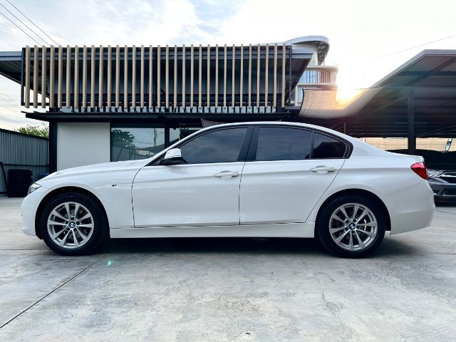 BMW Series 3 2017 318i Sedan เบนซิน ไม่ติดแก๊ส เกียร์อัตโนมัติ ขาว รูปที่ 4