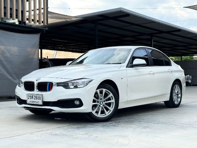 BMW Series 3 2017 318i Sedan เบนซิน ไม่ติดแก๊ส เกียร์อัตโนมัติ ขาว รูปที่ 2