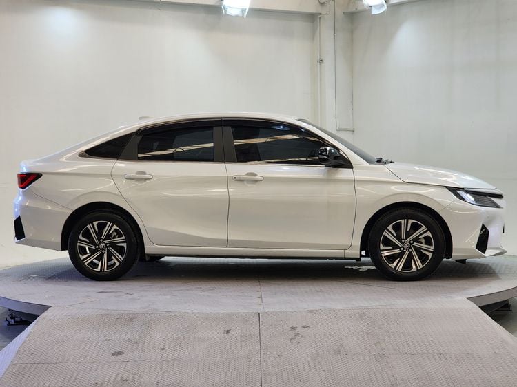 Toyota Yaris ATIV 2023 1.2 Premium Luxury Sedan เบนซิน เกียร์อัตโนมัติ ขาว รูปที่ 4