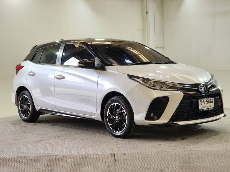 รถ Toyota Yaris 1.2 Sport Premium สี ขาว