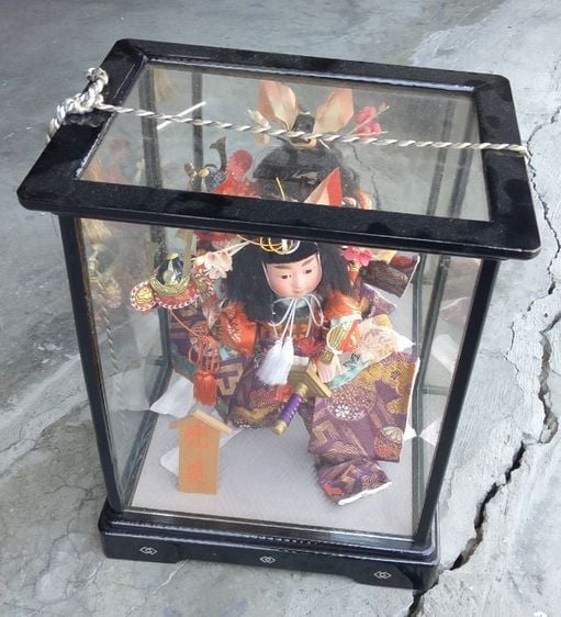 ตุ๊กตาญี่ปุ่นพร้อมตู้กระจก