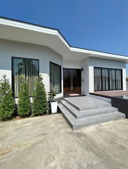 Beautiful and luxurious pool villa for rent with furniture in Nong Prue zone (free wifi)