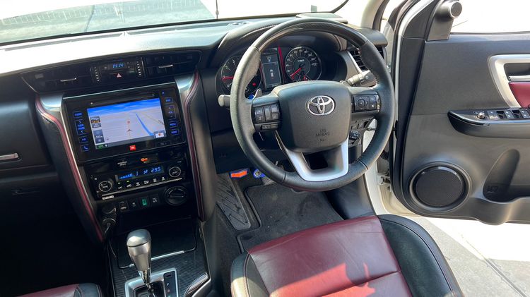 Toyota Fortuner 2017 2.8 V 4WD Utility-car ดีเซล ไม่ติดแก๊ส เกียร์อัตโนมัติ ขาว รูปที่ 2