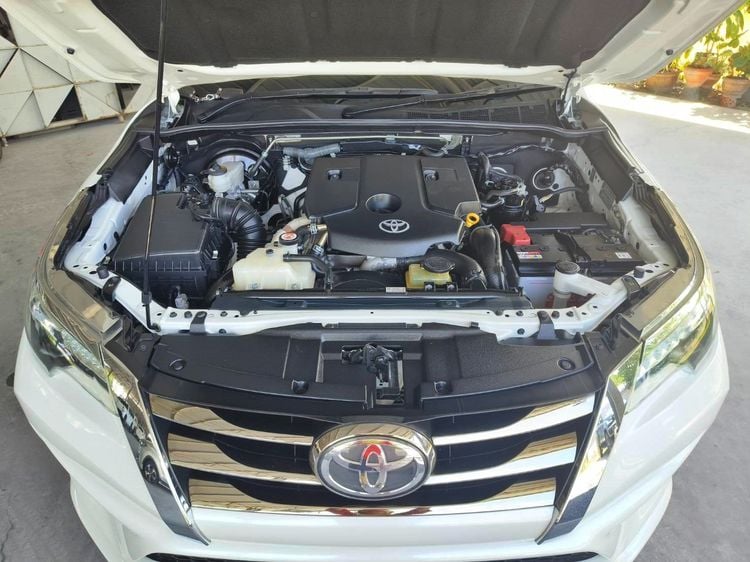 Toyota Fortuner 2018 2.8 TRD Sportivo 4WD Sedan ดีเซล ไม่ติดแก๊ส เกียร์อัตโนมัติ ขาว รูปที่ 3