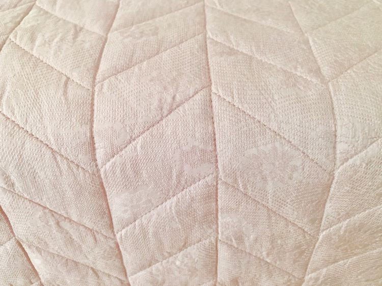 ผ้าปูรองนอน (แบบบาง) ขนาด 4.5-5ฟุต ผ้าชีฟองสีชมพูลายดอกปักลายเส้นกราฟฟิกทั้งผืน ยี่ห้อ Amante (สภาพใหม่) (สินค้าหายาก) รูปที่ 4